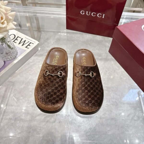 GUCCI mules in velluto con morsetto (6JITX)