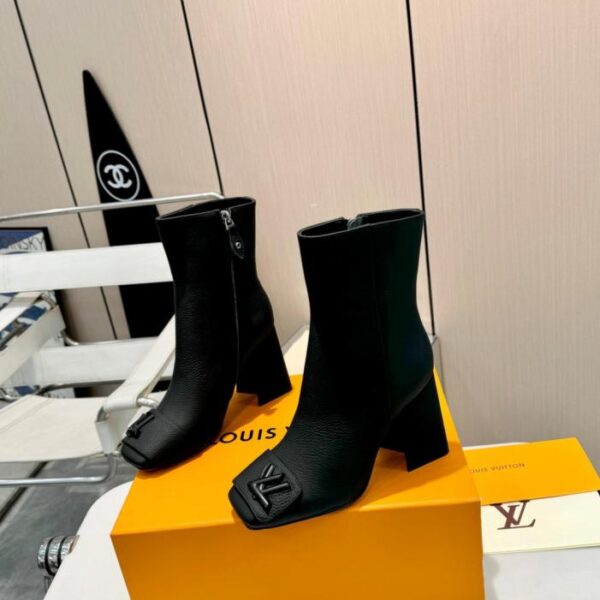 repliche,replica,perfette,siti di,affidabili,migliori siti,dove comprare,1:1,scarpe da ginnastica Sito ufficiale della serie di stivali da passerella più recenti e di lusso LV, autunno e inverno, aggiornamento sincrono, versione top stivali da 6 pollici (S5QSH)