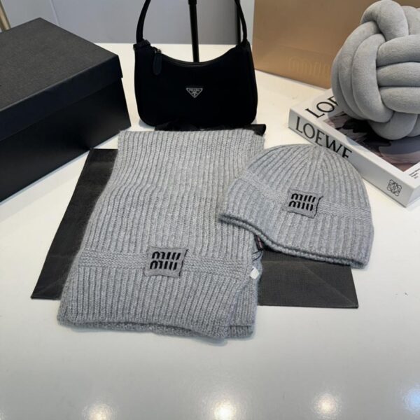 repliche,replica,perfette,siti di,affidabili,migliori siti,dove comprare,1:1,scarpe da ginnastica Cappello lavorato a maglia MIUMIU, popolare da banco, set da due pezzi, cappello + sciarpa (IR5MM)