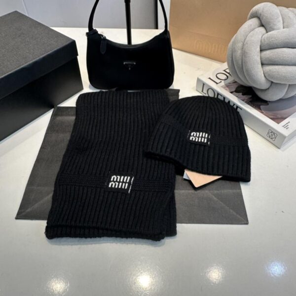 repliche,replica,perfette,siti di,affidabili,migliori siti,dove comprare,1:1,scarpe da ginnastica Cappello lavorato a maglia MIUMIU, popolare da banco, set due pezzi cappello + sciarpa (RQSTU)