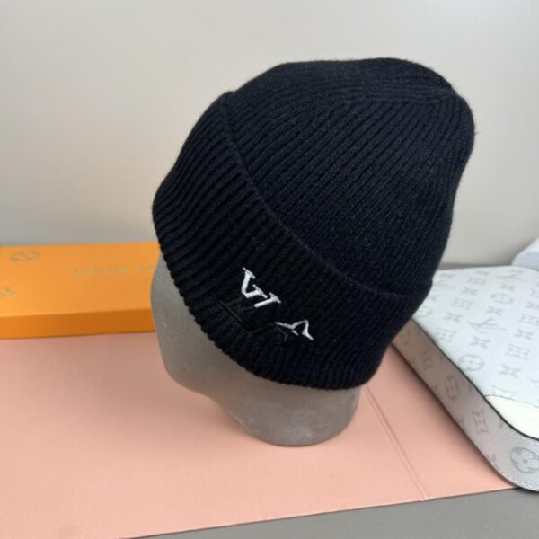repliche,replica,perfette,siti di,affidabili,migliori siti,dove comprare,1:1,scarpe da ginnastica Berretto in maglia di lana ufficiale LOUIS VUITTON, in vendita a prezzi scontati (98CSM)