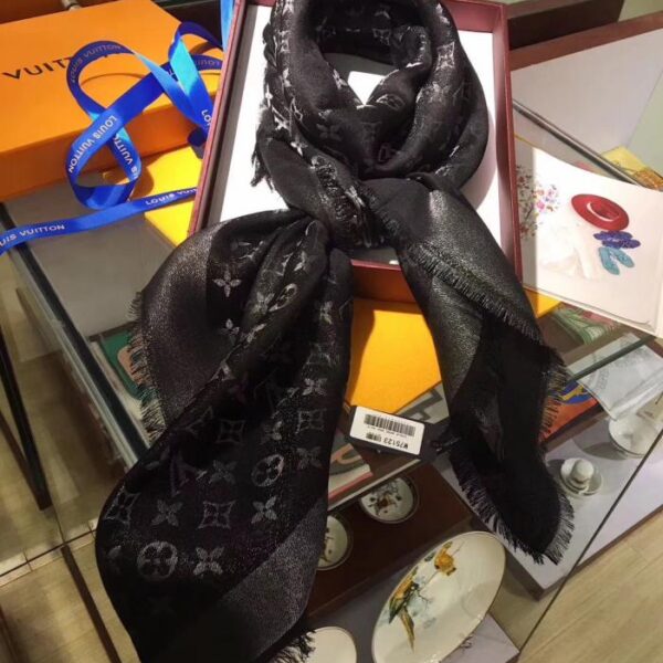 repliche,replica,perfette,siti di,affidabili,migliori siti,dove comprare,1:1,scarpe da ginnastica Sciarpa quadrata Louis Vuitton Classic Monochrome Oro e Argento Nero LV (MUJX7)