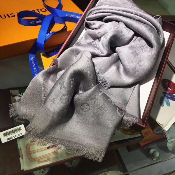 repliche,replica,perfette,siti di,affidabili,migliori siti,dove comprare,1:1,scarpe da ginnastica Foulard quadrato Louis Vuitton grigio argento LV Classic Monogram oro e argento (CILH4)