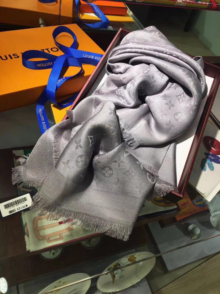repliche,replica,perfette,siti di,affidabili,migliori siti,dove comprare,1:1,scarpe da ginnastica Foulard quadrato Louis Vuitton grigio argento LV Classic Monogram oro e argento (CILH4) repliche,replica,perfette,siti di,affidabili,migliori siti,dove comprare,1:1,scarpe da ginnastica Foulard quadrato Louis Vuitton grigio argento LV Classic Monogram oro e argento (CILH4)