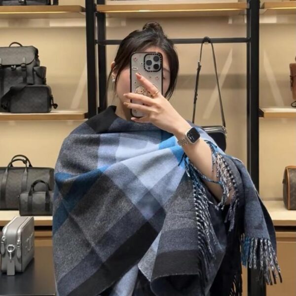 L'ultimo mantello scialle jacquard a quadri contrastanti di COACH (9909H)