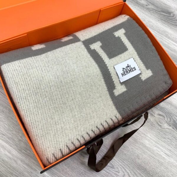 repliche,replica,perfette,siti di,affidabili,migliori siti,dove comprare,1:1,scarpe da ginnastica Scialle in cashmere HERMES (UHRXS)
