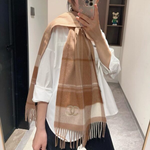 repliche,replica,perfette,siti di,affidabili,migliori siti,dove comprare,1:1,scarpe da ginnastica Sciarpa CHANEL in 100% cashmere premium con motivo ondulato (2S145)