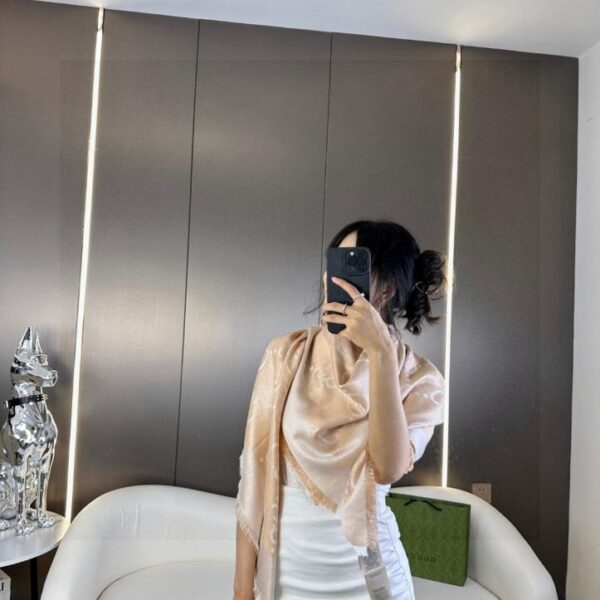 repliche,replica,perfette,siti di,affidabili,migliori siti,dove comprare,1:1,scarpe da ginnastica Scialle jacquard oro GG GUCCI 140 foulard quadrati (RGB5O)