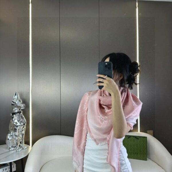 repliche,replica,perfette,siti di,affidabili,migliori siti,dove comprare,1:1,scarpe da ginnastica Scialle jacquard oro GG GUCCI 140 foulard quadrato (YL4PF)