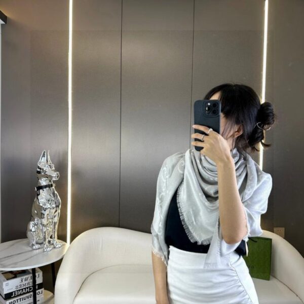 repliche,replica,perfette,siti di,affidabili,migliori siti,dove comprare,1:1,scarpe da ginnastica Scialle jacquard oro GG GUCCI 140 foulard quadrati (YP4E3)
