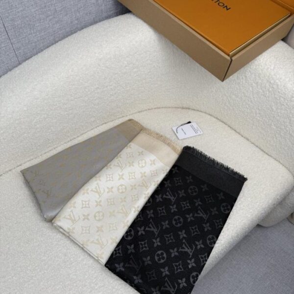 repliche,replica,perfette,siti di,affidabili,migliori siti,dove comprare,1:1,scarpe da ginnastica Louis Vuitton New Light Gray Gold LV Classic Monogram Gold and Silver Square Scarf (YANAJ)