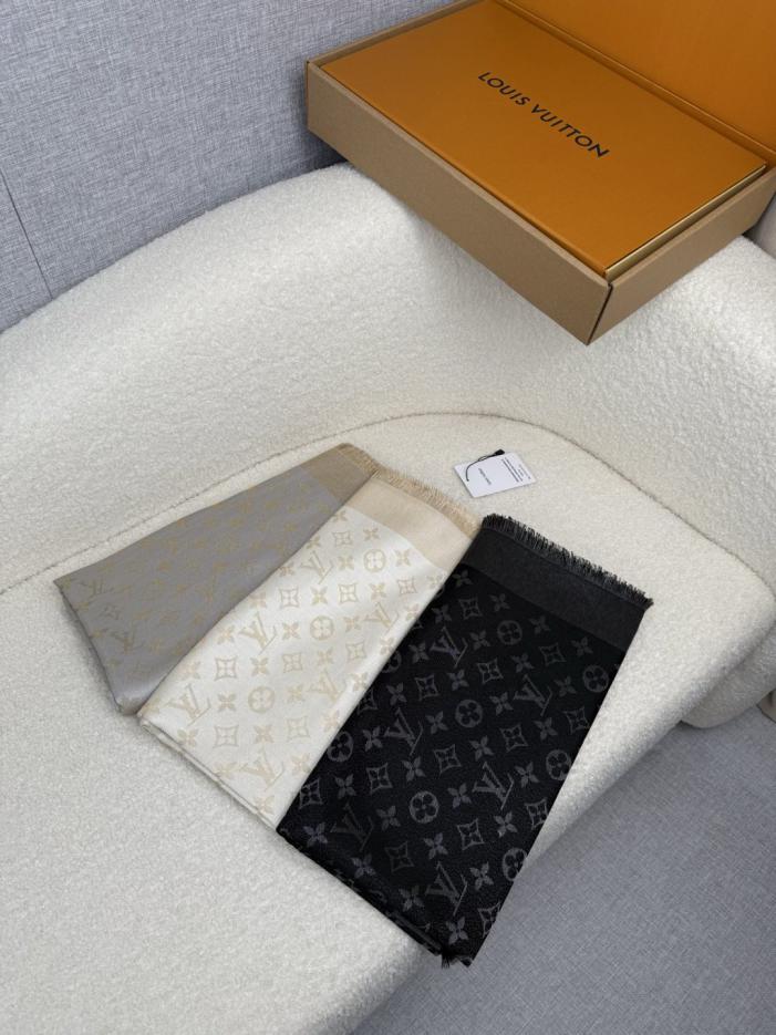repliche,replica,perfette,siti di,affidabili,migliori siti,dove comprare,1:1,scarpe da ginnastica Louis Vuitton New Light Gray Gold LV Classic Monogram Gold and Silver Square Scarf (YANAJ) repliche,replica,perfette,siti di,affidabili,migliori siti,dove comprare,1:1,scarpe da ginnastica Louis Vuitton New Light Gray Gold LV Classic Monogram Gold and Silver Square Scarf (YANAJ)