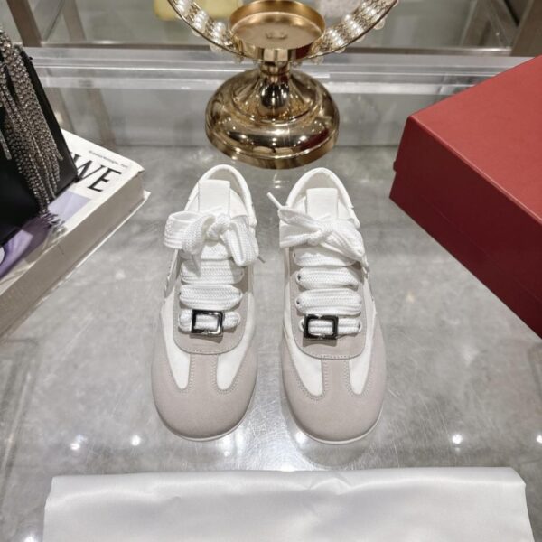 Scarpe casual Roger Vivier in pelle scamosciata di alta qualità, nuove per l'autunno/inverno, con fibbie a diamante, scarpe da ginnastica tedesche con piccola fibbia quadrata (641JK)
