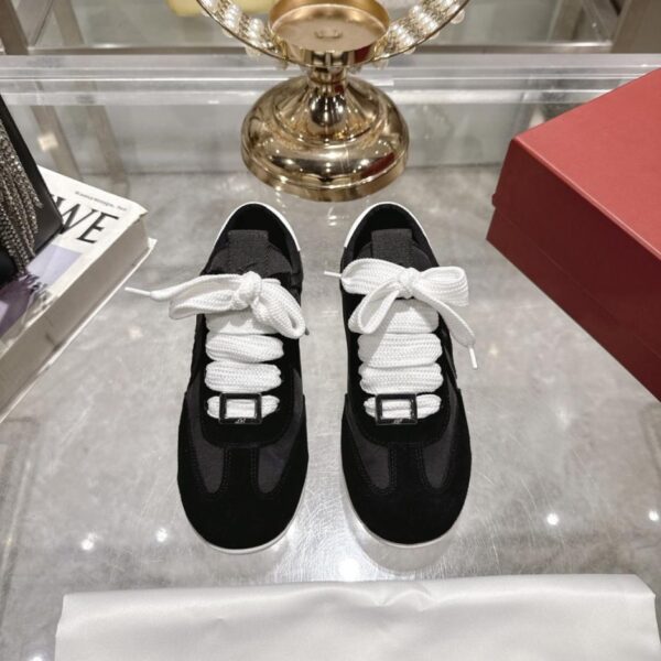 repliche,replica,perfette,siti di,affidabili,migliori siti,dove comprare,1:1,scarpe da ginnastica Scarpe casual Roger Vivier in pelle scamosciata, di alta qualità, nuove, autunno/inverno, con fibbie a diamante e piccola fibbia quadrata, scarpe da ginnastica tedesche (V3S8A)