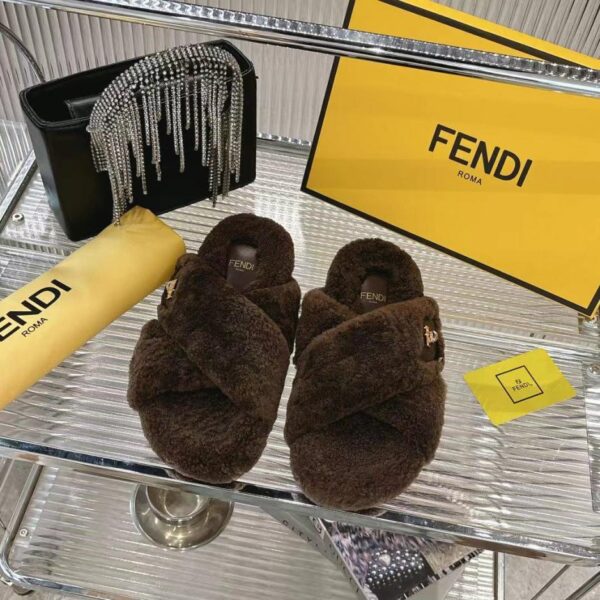 repliche,replica,perfette,siti di,affidabili,migliori siti,dove comprare,1:1,scarpe da ginnastica Pantofole di pelliccia Fendi (6Q1VU)