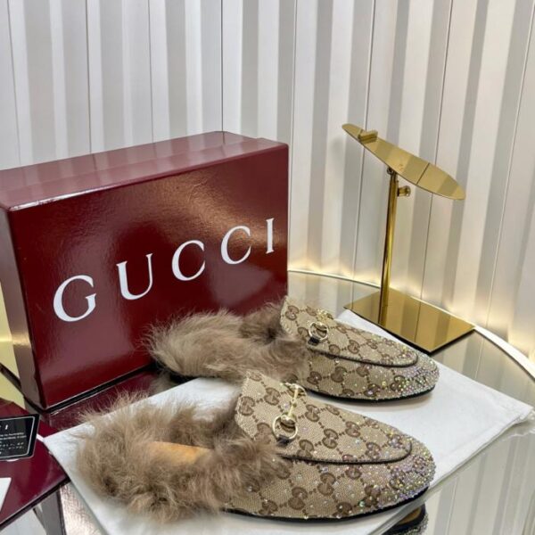 Le ultime pantofole in lana toscana colorate del bancone GUCCI (5V7SV)