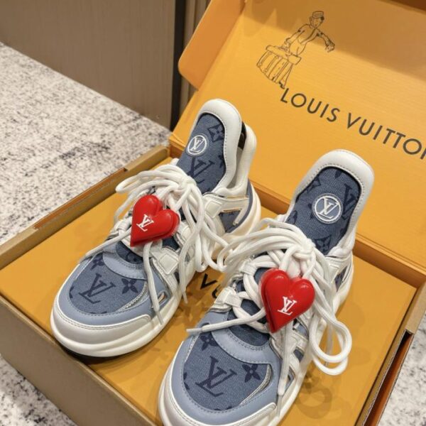 repliche,replica,perfette,siti di,affidabili,migliori siti,dove comprare,1:1,scarpe da ginnastica Versione top delle classiche scarpe sportive con fibbia a cuore Louis Vuitton Archlight, serie da papà (B5B4C)