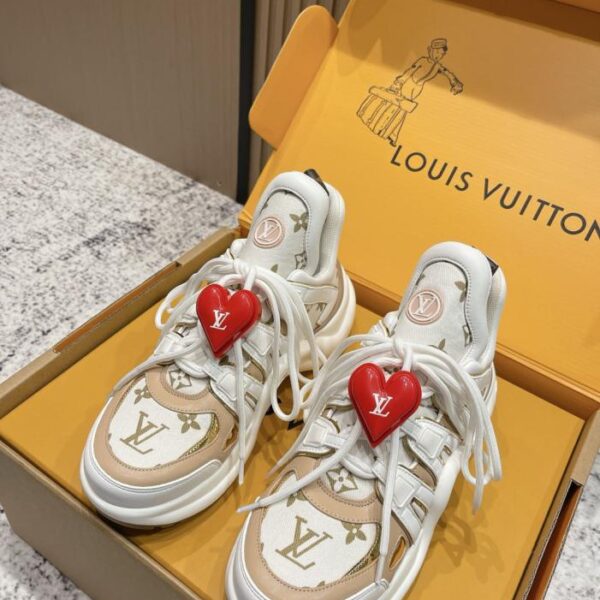 repliche,replica,perfette,siti di,affidabili,migliori siti,dove comprare,1:1,scarpe da ginnastica Versione top delle classiche scarpe sportive con fibbia a cuore Louis Vuitton Archlight, serie da papà (B7917)