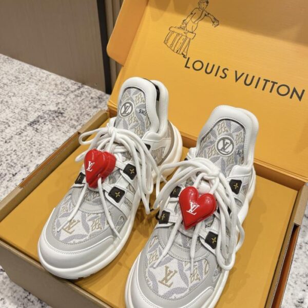 repliche,replica,perfette,siti di,affidabili,migliori siti,dove comprare,1:1,scarpe da ginnastica Versione top delle classiche scarpe sportive con fibbia a cuore Louis Vuitton Archlight, serie da papà (QC3I3)