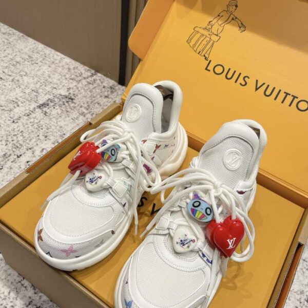 repliche,replica,perfette,siti di,affidabili,migliori siti,dove comprare,1:1,scarpe da ginnastica Versione top delle classiche scarpe sportive con fibbia a cuore Louis Vuitton Archlight, serie da papà (BBXAJ)