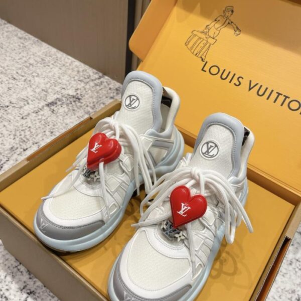repliche,replica,perfette,siti di,affidabili,migliori siti,dove comprare,1:1,scarpe da ginnastica Versione top delle classiche scarpe sportive con fibbia a cuore Louis Vuitton Archlight, serie da papà (VYL6P)