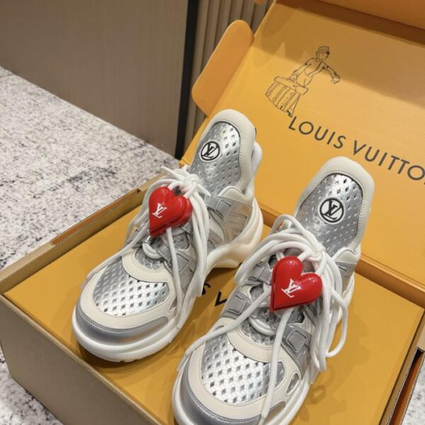 repliche,replica,perfette,siti di,affidabili,migliori siti,dove comprare,1:1,scarpe da ginnastica Versione top delle classiche scarpe sportive con fibbia a cuore Louis Vuitton Archlight, serie da papà (KF7DB)