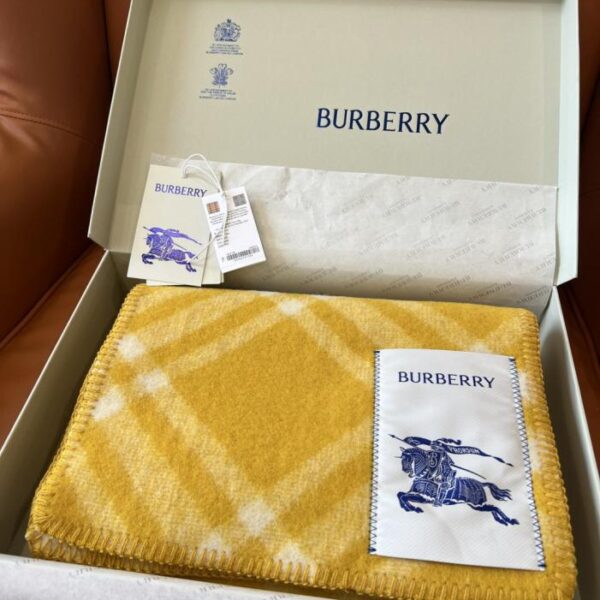 Ultima versione della sciarpa Burberry in lana selezionata al 100%, adatta sia per uomo che per donna (GEVF0)