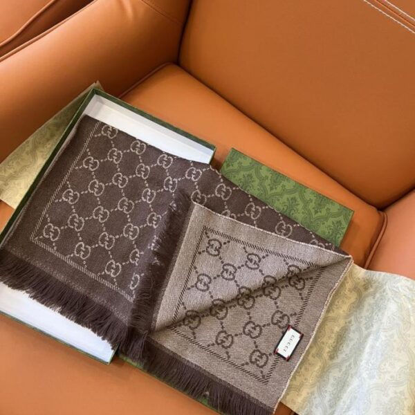 repliche,replica,perfette,siti di,affidabili,migliori siti,dove comprare,1:1,scarpe da ginnastica Sciarpa scialle Gucci in 100% lana jacquard double-face (1C97S)