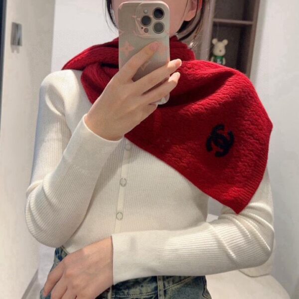 repliche,replica,perfette,siti di,affidabili,migliori siti,dove comprare,1:1,scarpe da ginnastica Sciarpa lunga in maglia di cashmere ricamata Chanel autunno e inverno 24b (8MOJN)