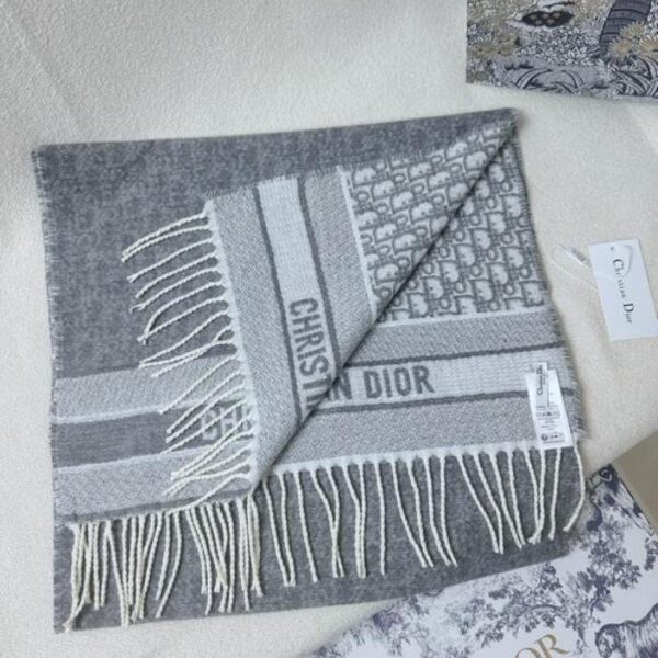 Sciarpa in cashmere double face con lettera CD (DMG0N)