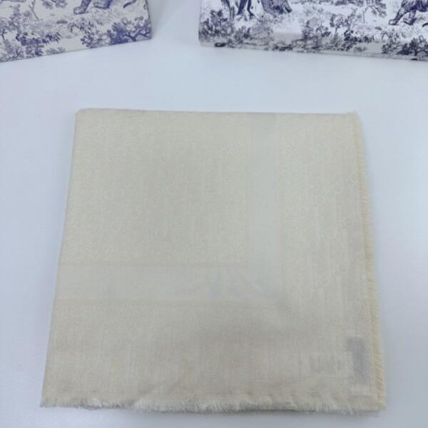 repliche,replica,perfette,siti di,affidabili,migliori siti,dove comprare,1:1,scarpe da ginnastica L’ultimo prodotto da banco di Dior: una pratica ed elegante sciarpa quadrata in seta, lana e filo metallico (DEZE3)