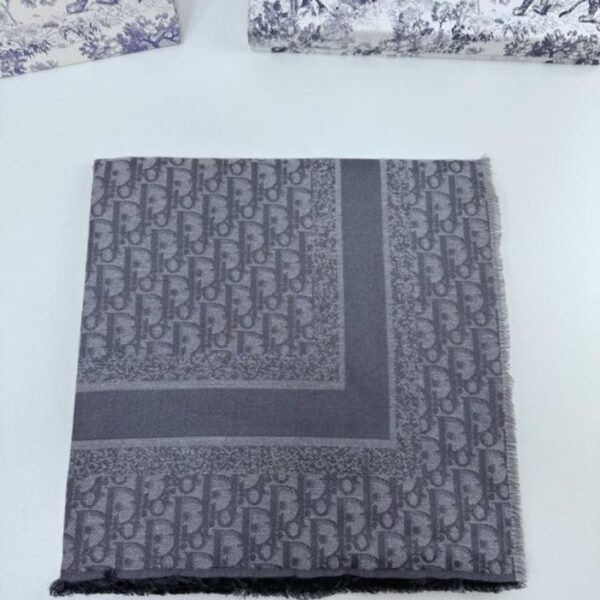 repliche,replica,perfette,siti di,affidabili,migliori siti,dove comprare,1:1,scarpe da ginnastica L’ultimo prodotto da banco di Dior: una pratica ed elegante sciarpa quadrata in filo metallico di seta e lana (V3QSR)