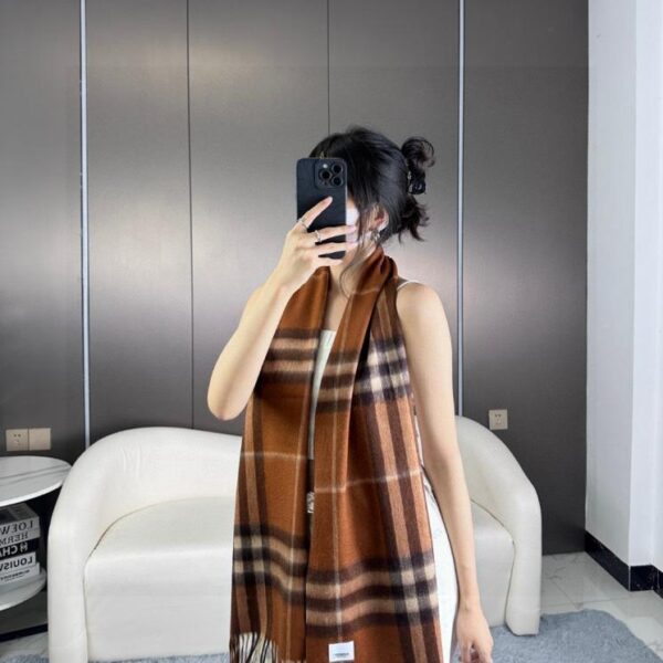 repliche,replica,perfette,siti di,affidabili,migliori siti,dove comprare,1:1,scarpe da ginnastica Sciarpa classica in cashmere a quadri Burberry Deep Water Ripple (ZSNG9)