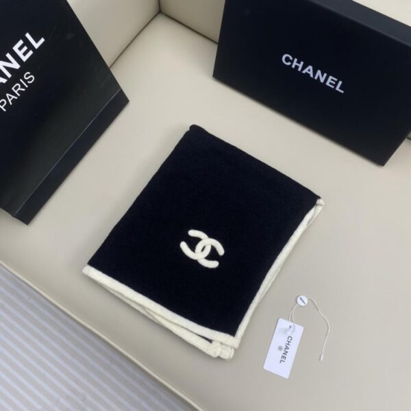 repliche,replica,perfette,siti di,affidabili,migliori siti,dove comprare,1:1,scarpe da ginnastica Sciarpa Chanel in cashmere all’uncinetto con motivo ondulato bianco e nero (HZIIM)