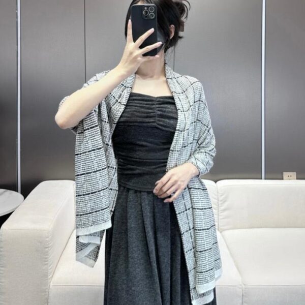 repliche,replica,perfette,siti di,affidabili,migliori siti,dove comprare,1:1,scarpe da ginnastica Scialle Chanel Double C (LLEQG)