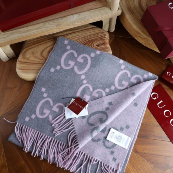 repliche,replica,perfette,siti di,affidabili,migliori siti,dove comprare,1:1,scarpe da ginnastica Gucci, sciarpa classica con doppia G e nappa jacquard bifacciale (J4VS5)