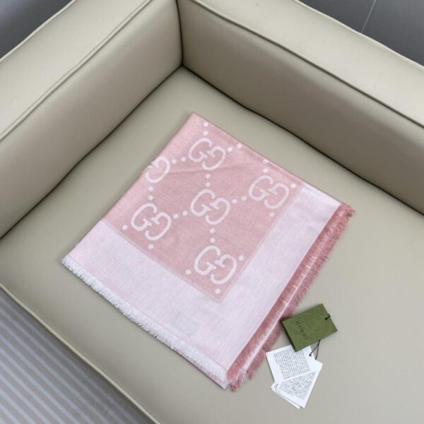 Scialle in jacquard GG Metal (YM8YD)