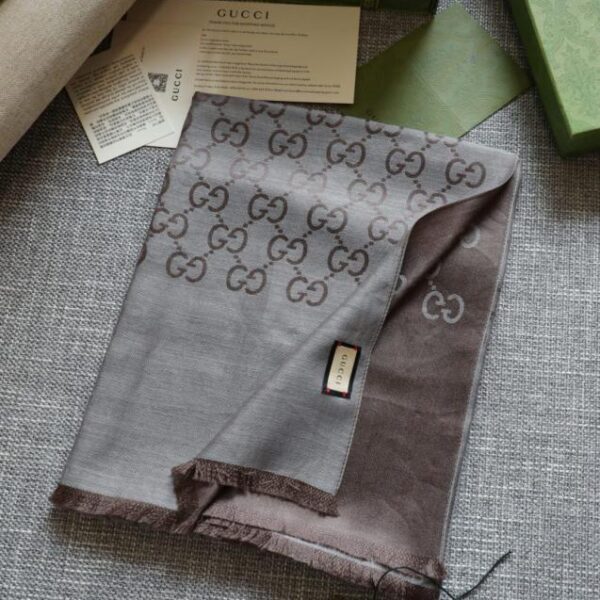 repliche,replica,perfette,siti di,affidabili,migliori siti,dove comprare,1:1,scarpe da ginnastica Sciarpa lunga GG: elegante sciarpa lunga in seta e cashmere jacquard bicolore (MRIPL)