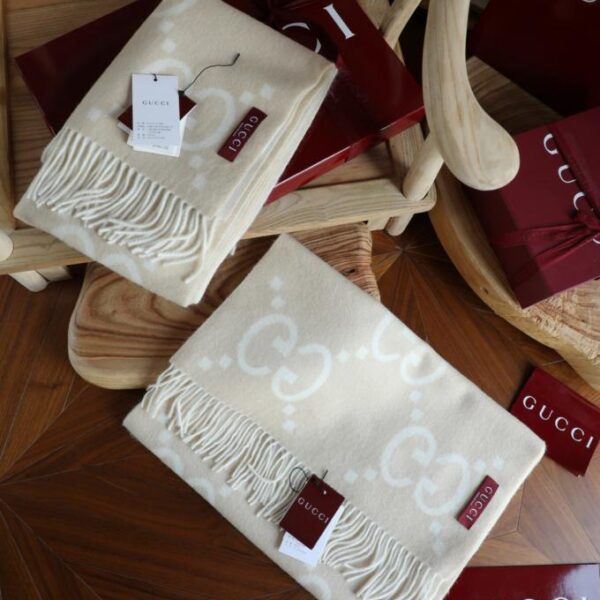 repliche,replica,perfette,siti di,affidabili,migliori siti,dove comprare,1:1,scarpe da ginnastica Sciarpa in cashmere beige con nappa GG e filo d’oro (OLJPK)