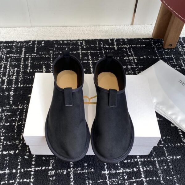 Gli ultimi mocassini slip-on minimalisti in pelle scamosciata di The Row (NUR6G)