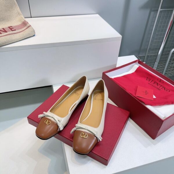 repliche,replica,perfette,siti di,affidabili,migliori siti,dove comprare,1:1,scarpe da ginnastica Scarpe alla moda Valentino di alta qualità autunno e inverno, nuove di zecca, con fiocco e tacco spesso, suola piatta e punta quadrata piccola (C45DY)