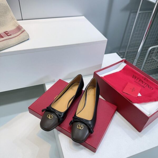repliche,replica,perfette,siti di,affidabili,migliori siti,dove comprare,1:1,scarpe da ginnastica Scarpe alla moda Valentino di alta qualità autunno e inverno, nuove di zecca, con fiocco e tacco spesso, suola piatta e punta quadrata piccola (FY5F3)