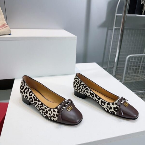repliche,replica,perfette,siti di,affidabili,migliori siti,dove comprare,1:1,scarpe da ginnastica Scarpe alla moda Valentino di alta qualità autunno e inverno, nuove di zecca, con fiocco e tacco spesso, suola piatta e punta quadrata piccola (Y4UC7)