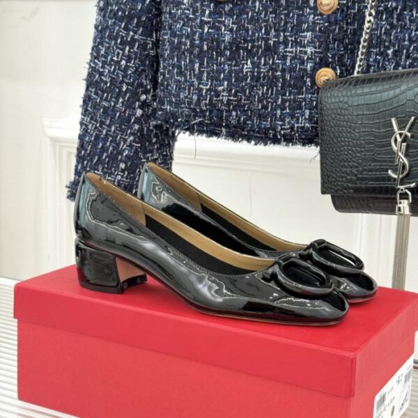 Ferragamo Ferragamo scarpe Mary Jane con punta quadrata, tacco spesso e fibbia in metallo grande (IJSG7)