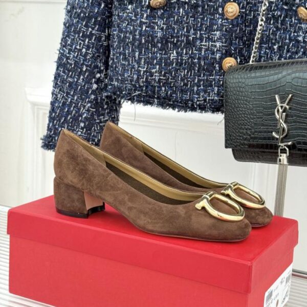 repliche,replica,perfette,siti di,affidabili,migliori siti,dove comprare,1:1,scarpe da ginnastica Ferragamo Ferragamo scarpe Mary Jane con punta quadrata, tacco spesso e fibbia in metallo grande (QMYAD)