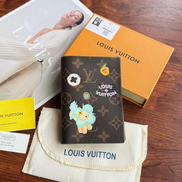 Nuovo portapassaporto LV originale portapassaporto mascotte Vivienne (9)