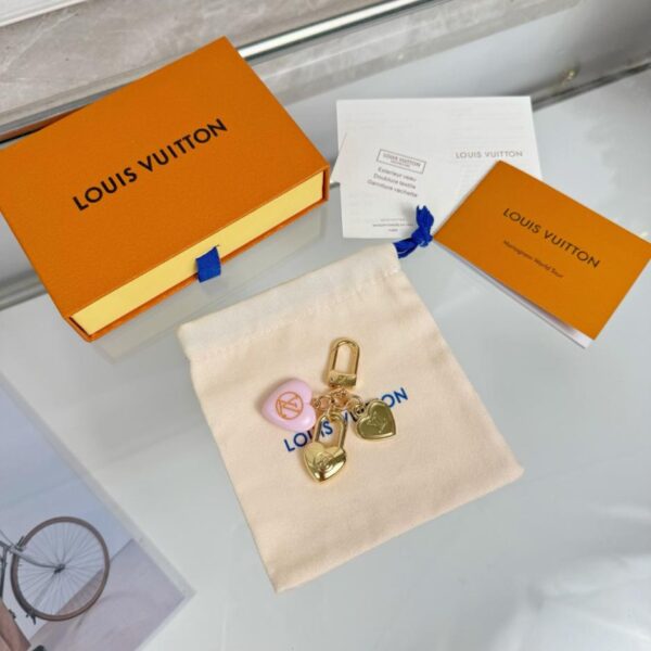 repliche,replica,perfette,siti di,affidabili,migliori siti,dove comprare,1:1,scarpe da ginnastica Portachiavi con ciondolo a forma di cuore 3D rosa Louis Vuitton (8UUVB)
