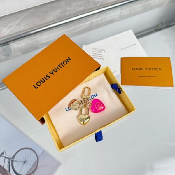 Portachiavi con ciondolo per borsa Louis Vuitton a forma di cuore 3D rosa (INHXQ)