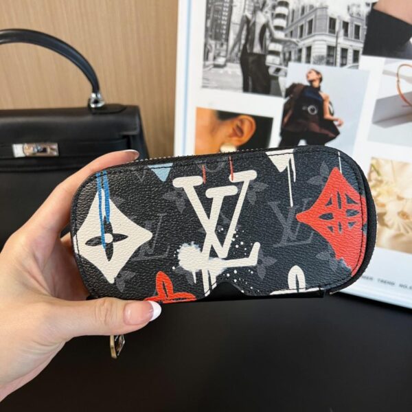 repliche,replica,perfette,siti di,affidabili,migliori siti,dove comprare,1:1,scarpe da ginnastica Nuovo arrivo, 17 colori, grande astuccio per occhiali, nuovo astuccio per occhiali WOODY di Louis Vuitton, astuccio per occhiali da sole codice G10654 (AXYF7)