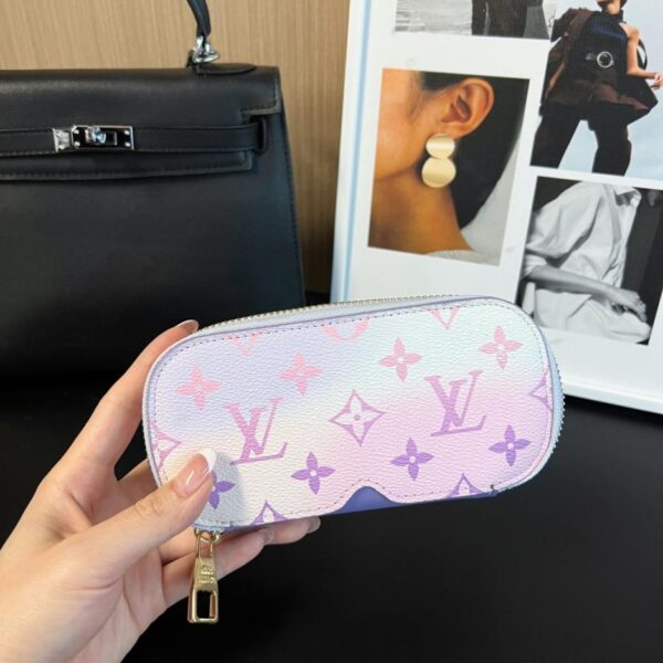 repliche,replica,perfette,siti di,affidabili,migliori siti,dove comprare,1:1,scarpe da ginnastica Nuovo arrivo, 17 colori, grande astuccio per occhiali, nuovo astuccio per occhiali WOODY di Louis Vuitton, astuccio per occhiali da sole codice G10654 (EKZLJ)